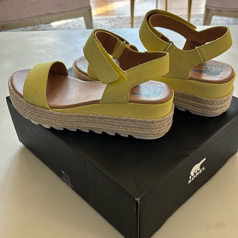 Sorel Women's Cameron Flatform Sandals Yellow, Size 8.5. NWOT